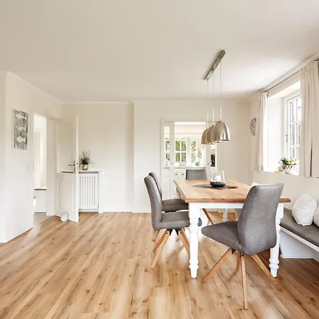 Alt Haus 1 *